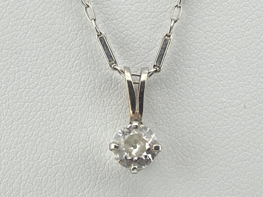 14kt white gold and diamond necklace (approx. 1/3 ctw)