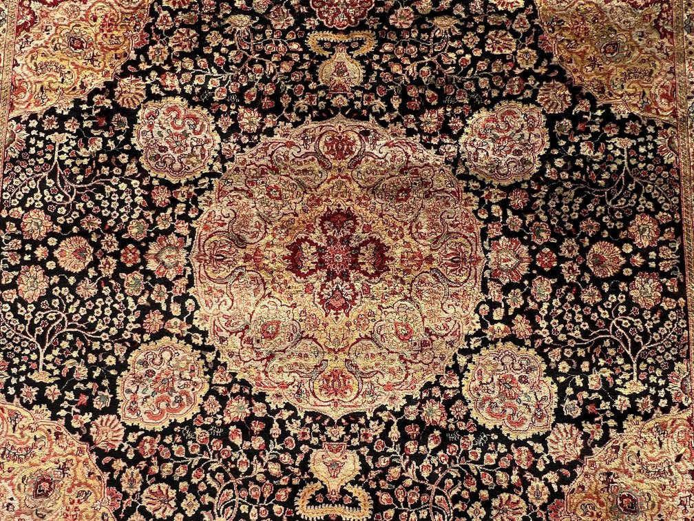 Large room size Agra wool rug; 10’ x 15’5”