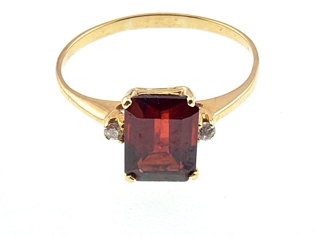 10kt garnet, diamond ring
