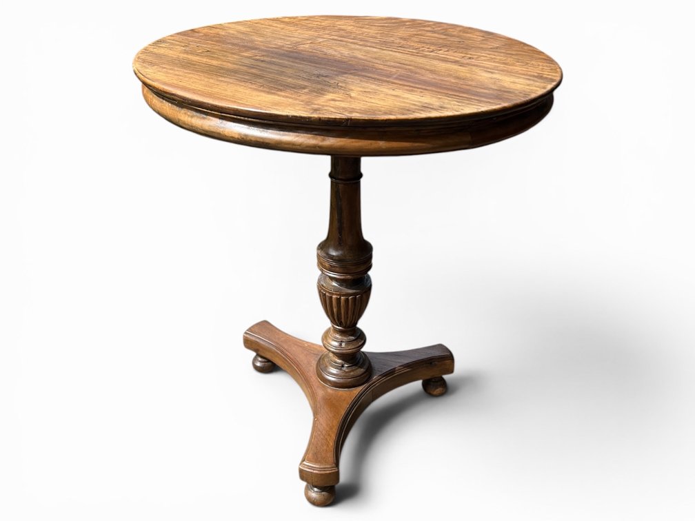 Mahogany round Regency style table with turned pedestal base