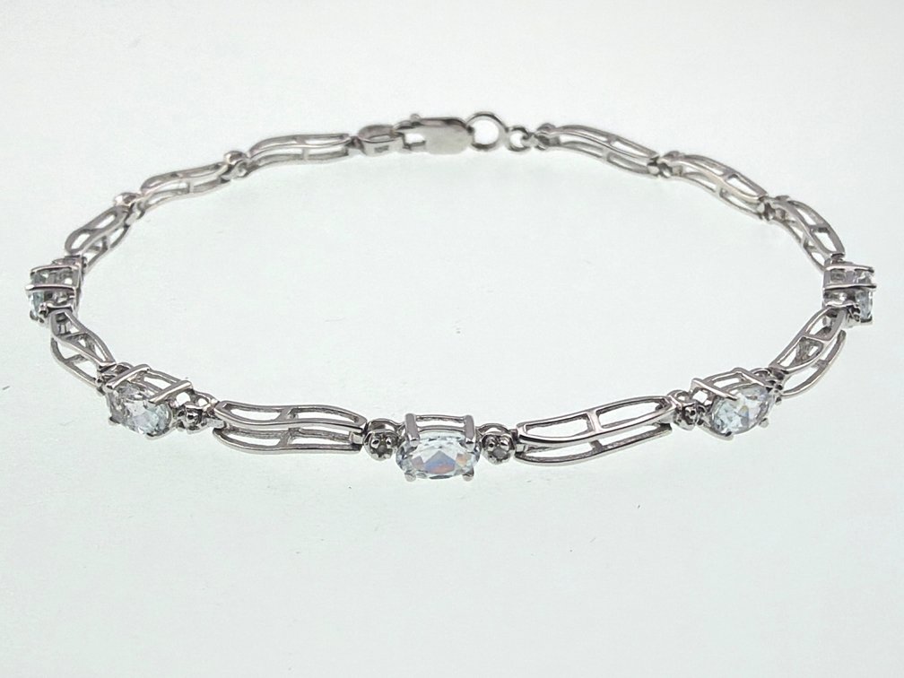 10kt aquamarine and diamond bracelet