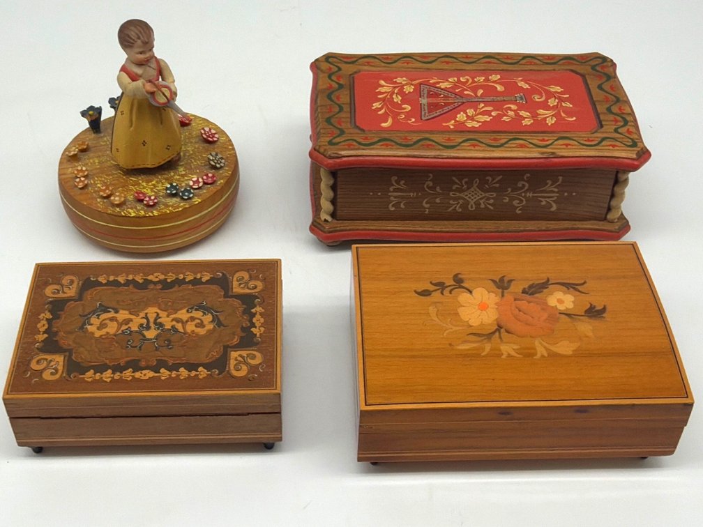 Assortment of Swiss and Italian music boxes