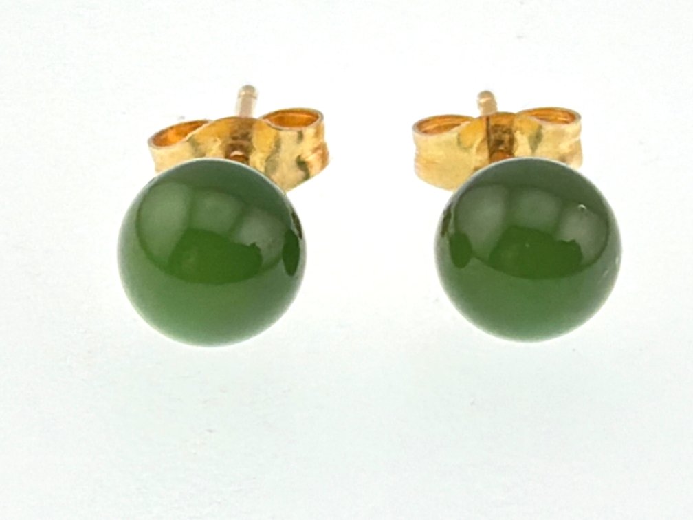 14kt jade ball stud earrings