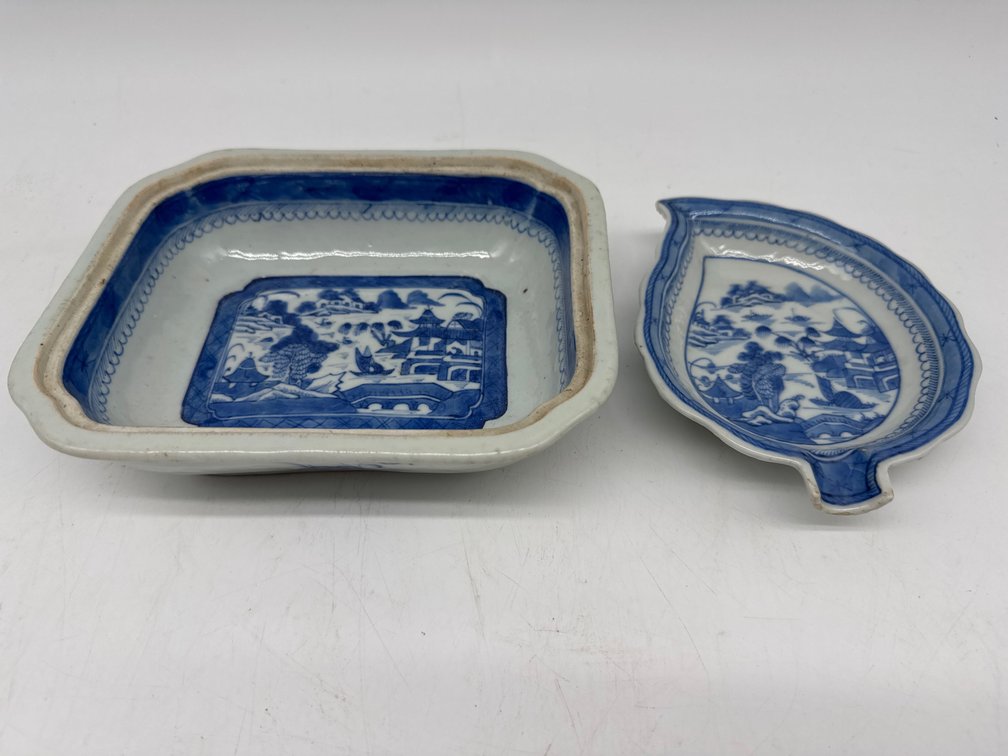Two pieces of blue and white antique Canton
