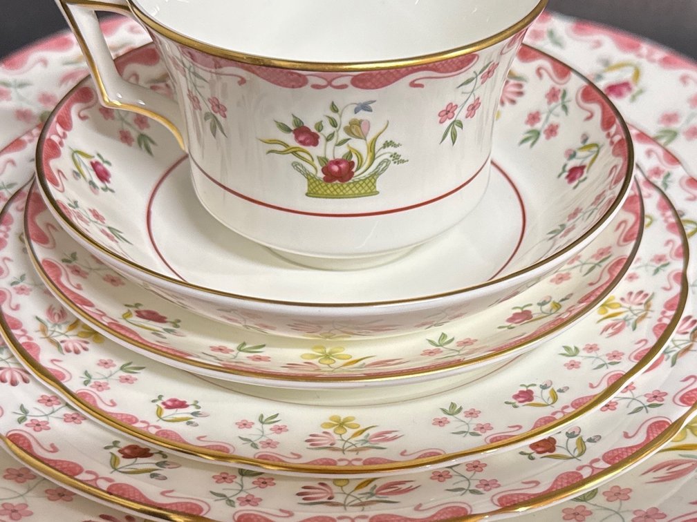 Large set of Wedgwood "Bianca" china