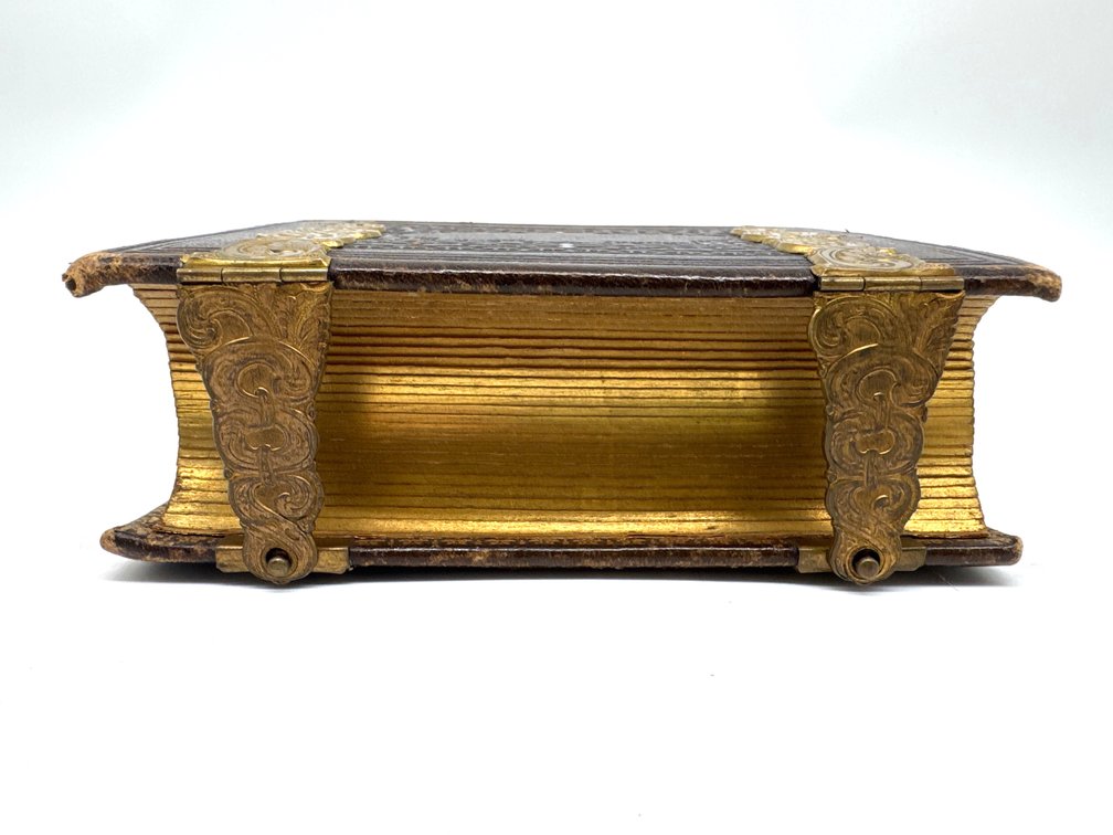 Victorian leather bound picture album with brass fittings