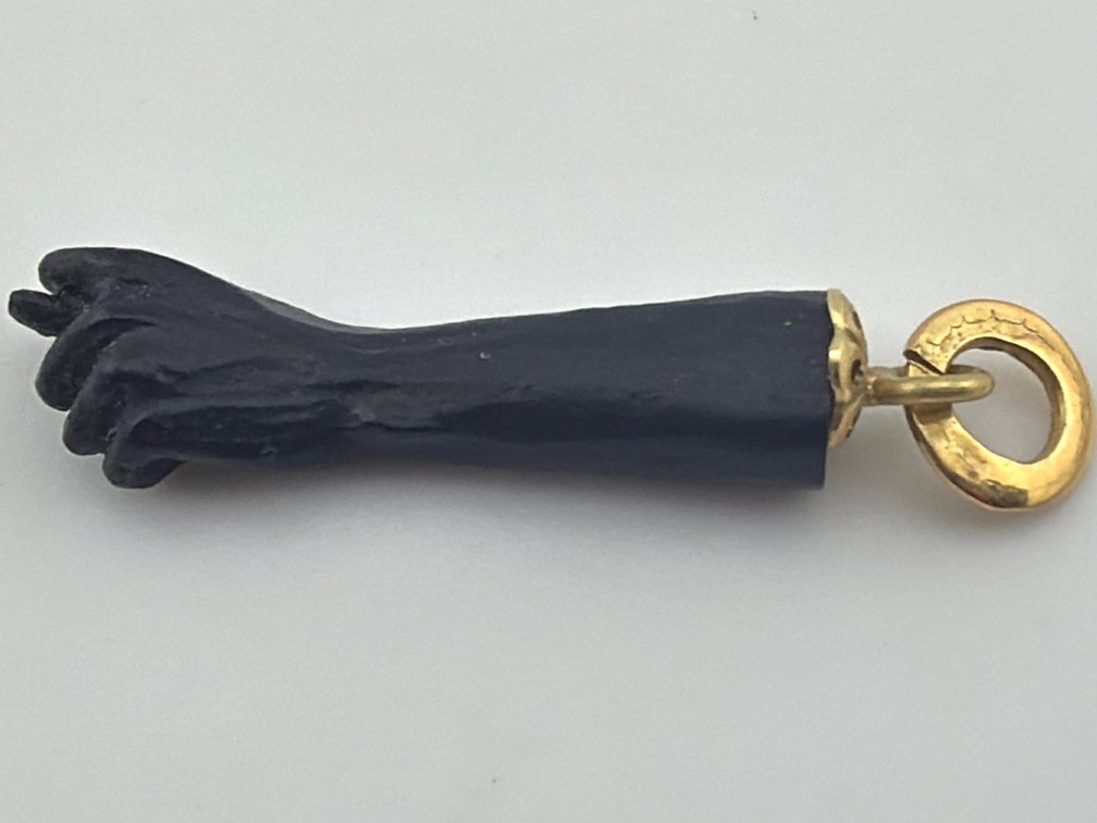 18kt charm Mano Fico Figa black jet