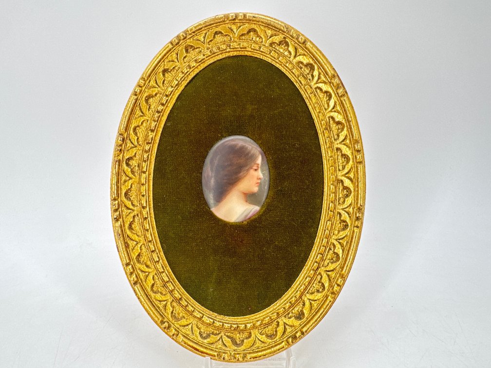 Framed oval hand painted portrait medallion in gilt frame mounted on velvet