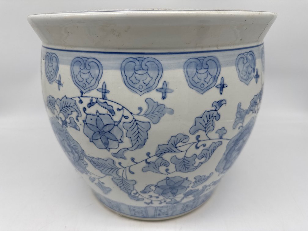 Blue and white Chinese style jardinière
