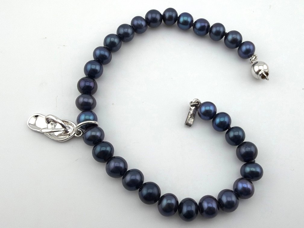 Tahitian pearl bracelet with sterling charm