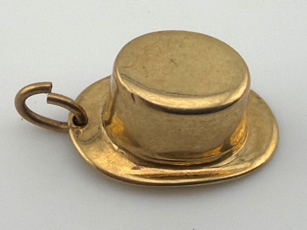 10kt top hat charm