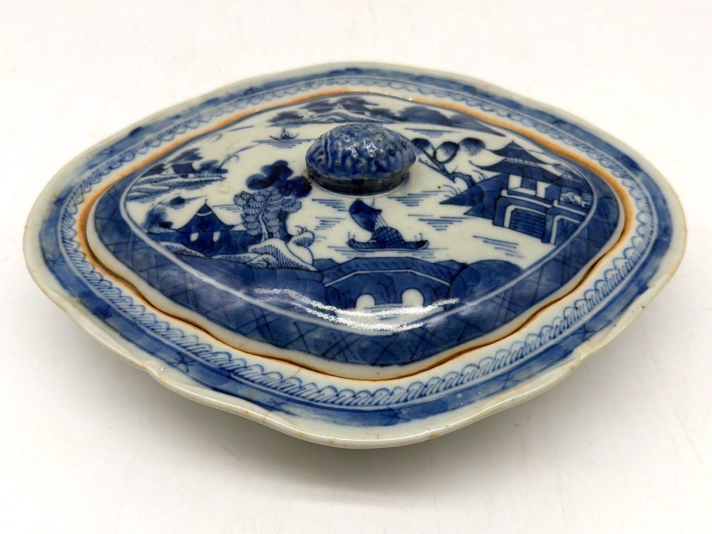 Blue and white Chinese Export Canton covered vegetable