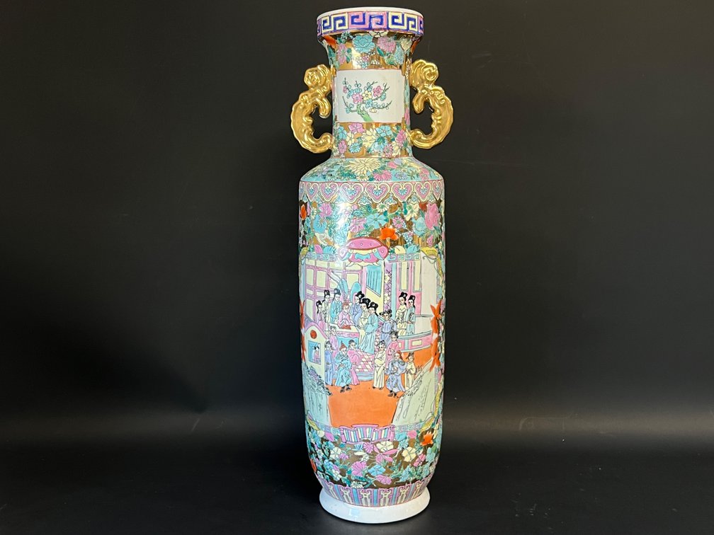 Single decorative Asian urn with metallic gilded handles