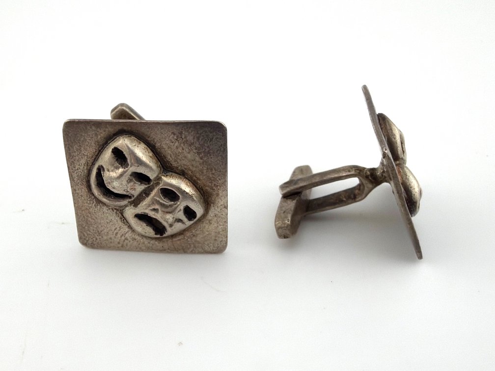 Pair of Mexican sterling cuff links with masks of comedy and tragedy