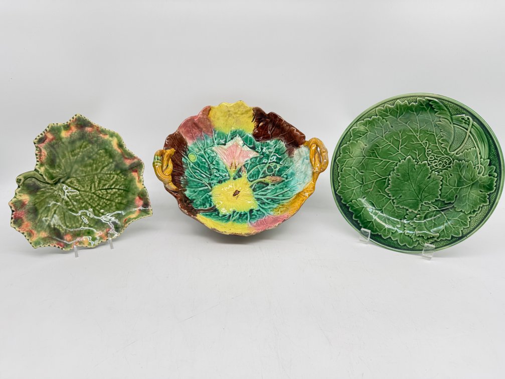 Majolica pedestal bowls, plate