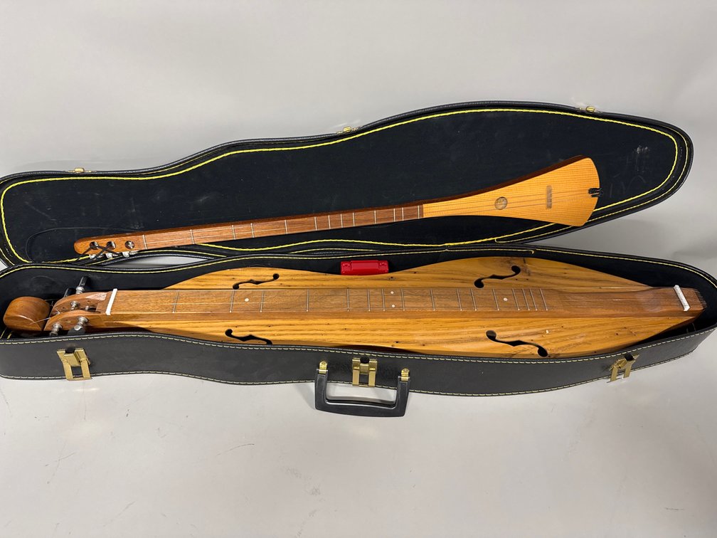 Strumstick, dulcimer with case