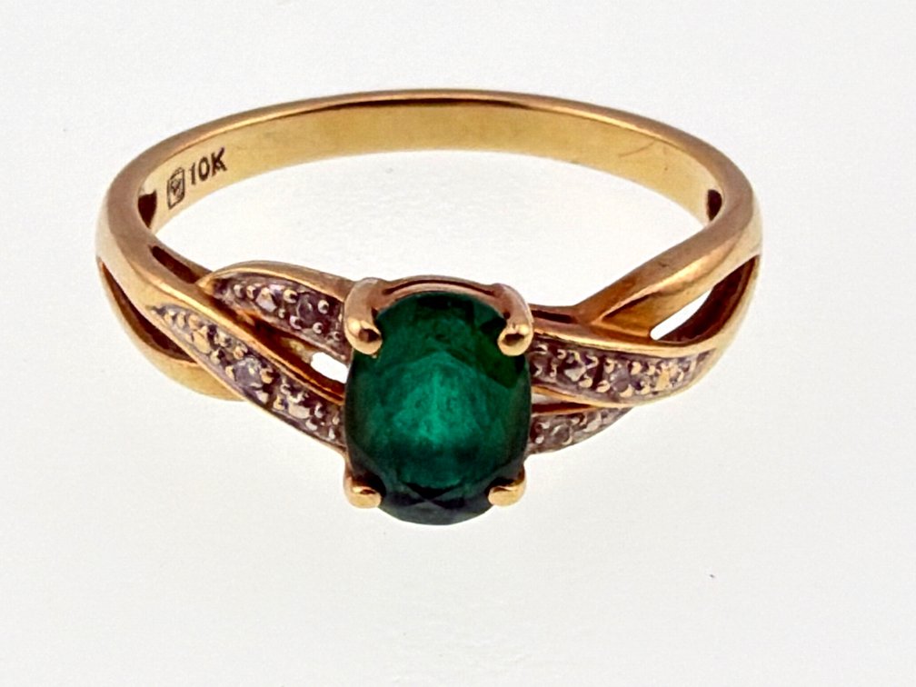 10kt emerald, diamond ring