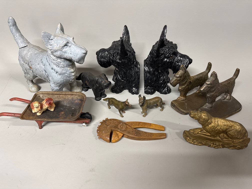 Vintage dog figurines, bookends