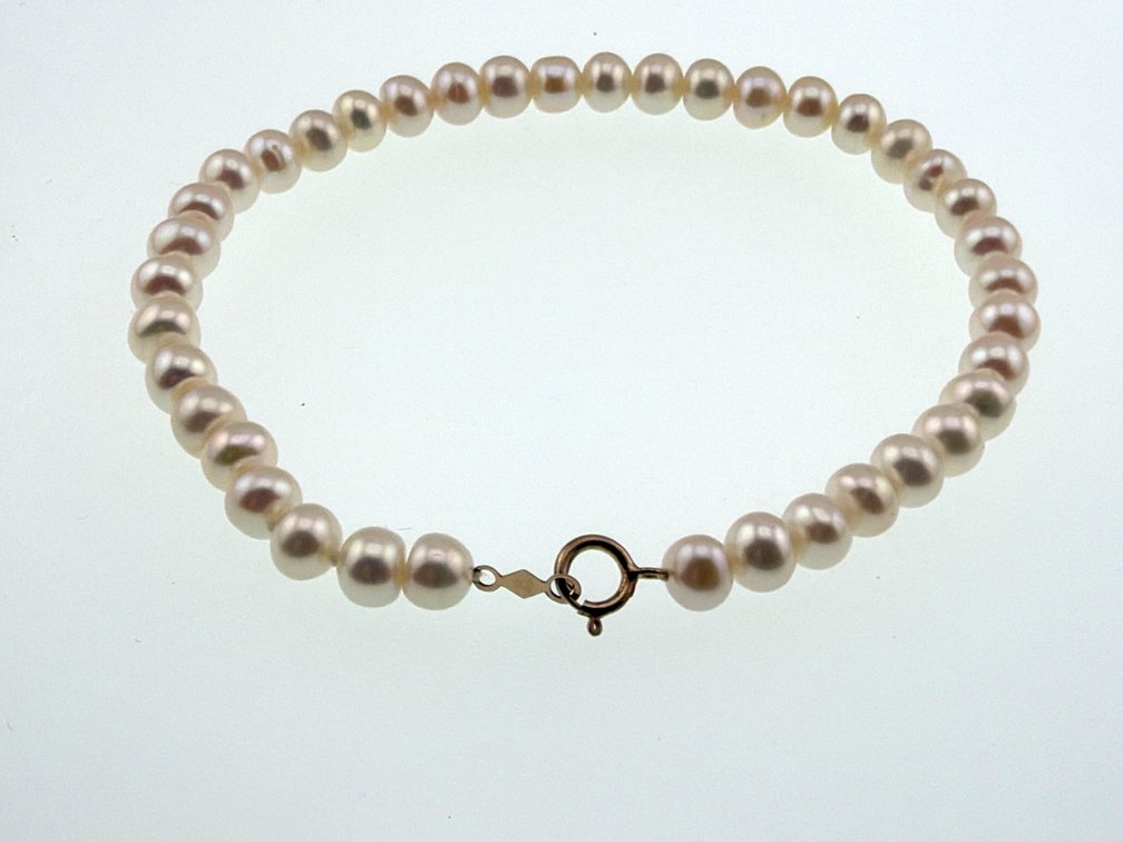 10kt freshwater pearl bracelet; 7.25"L
