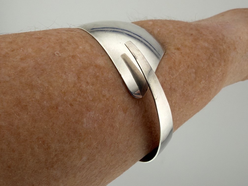 Artist signed "Genkut" Modernist sterling bracelet
