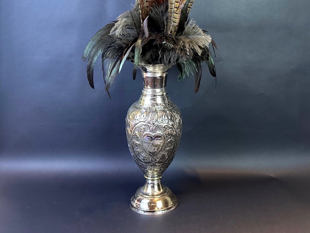 Silver urn with feathers DEN