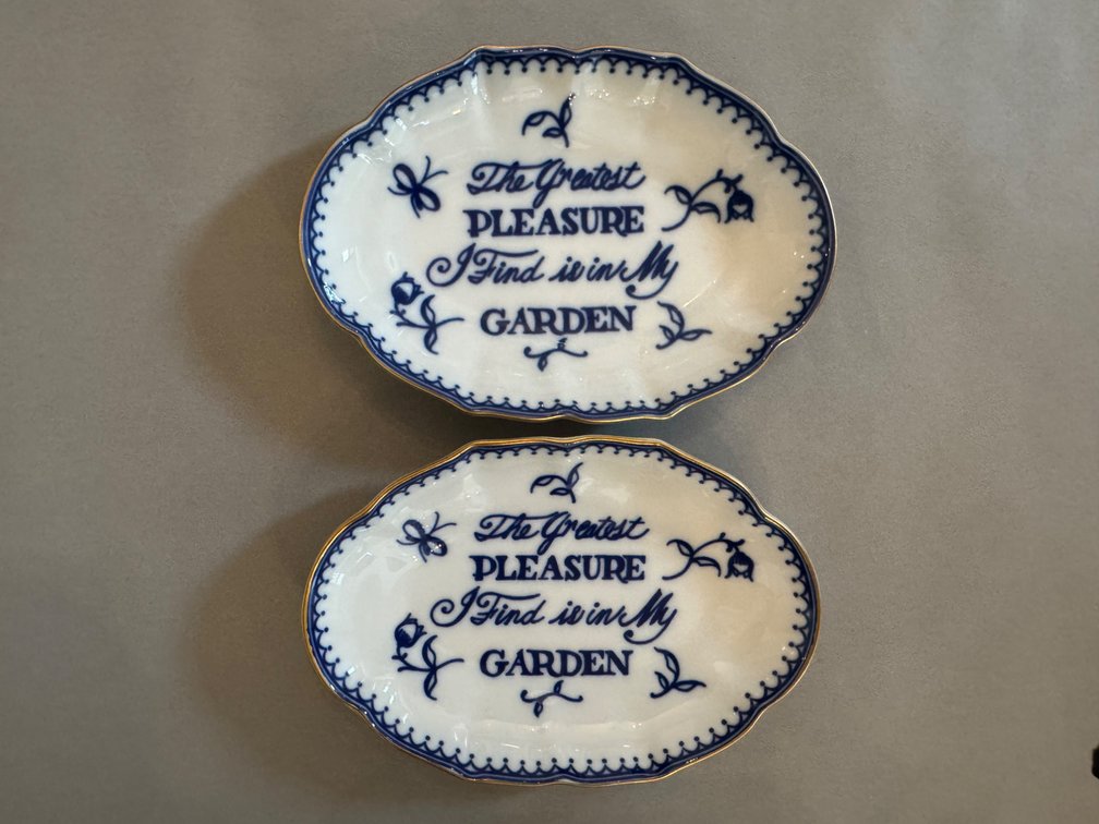 Mottahedeh pair of porcelain trinket dishes "The Greatest Pleasure I Find is in My Garden" FR