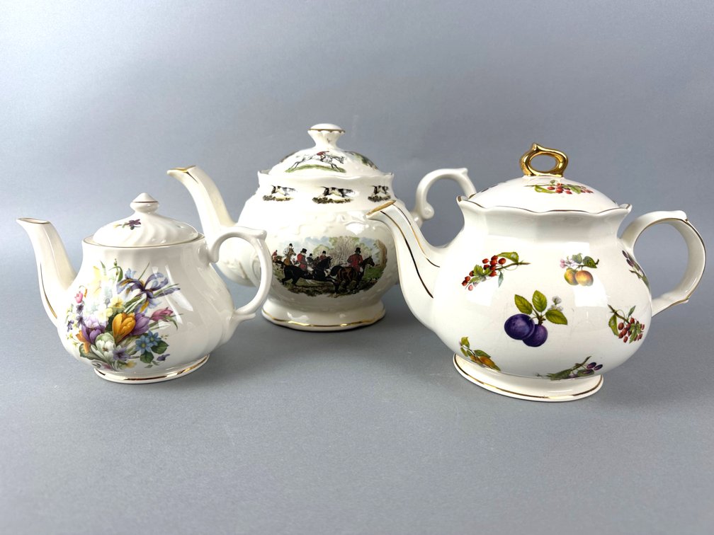 English tea pot lot K