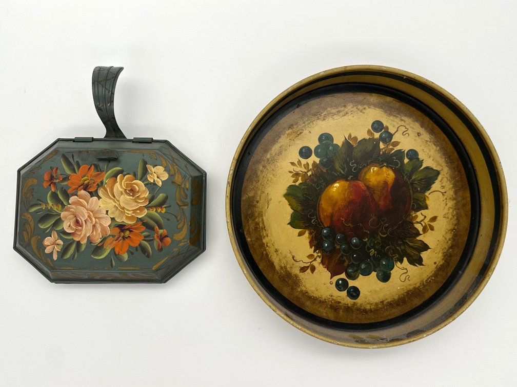 Pair of toleware decorative items K