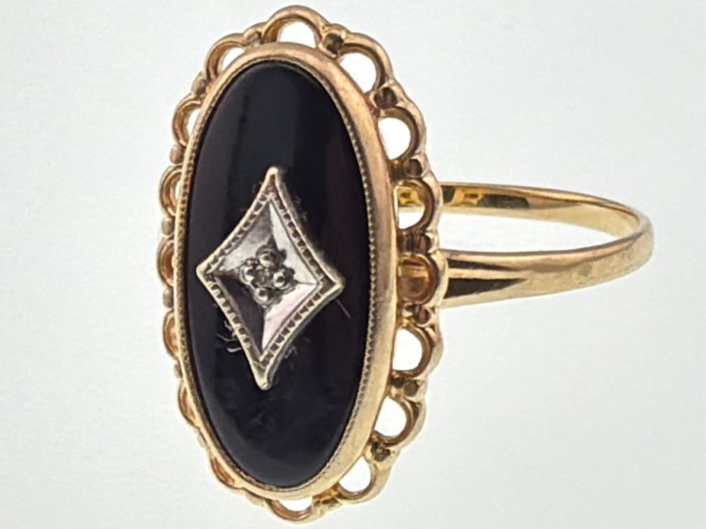 10kt onyx, diamond ring