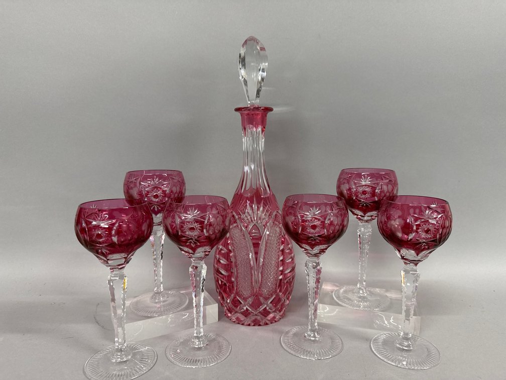 Cranberry crystal decanter, six hock glasses