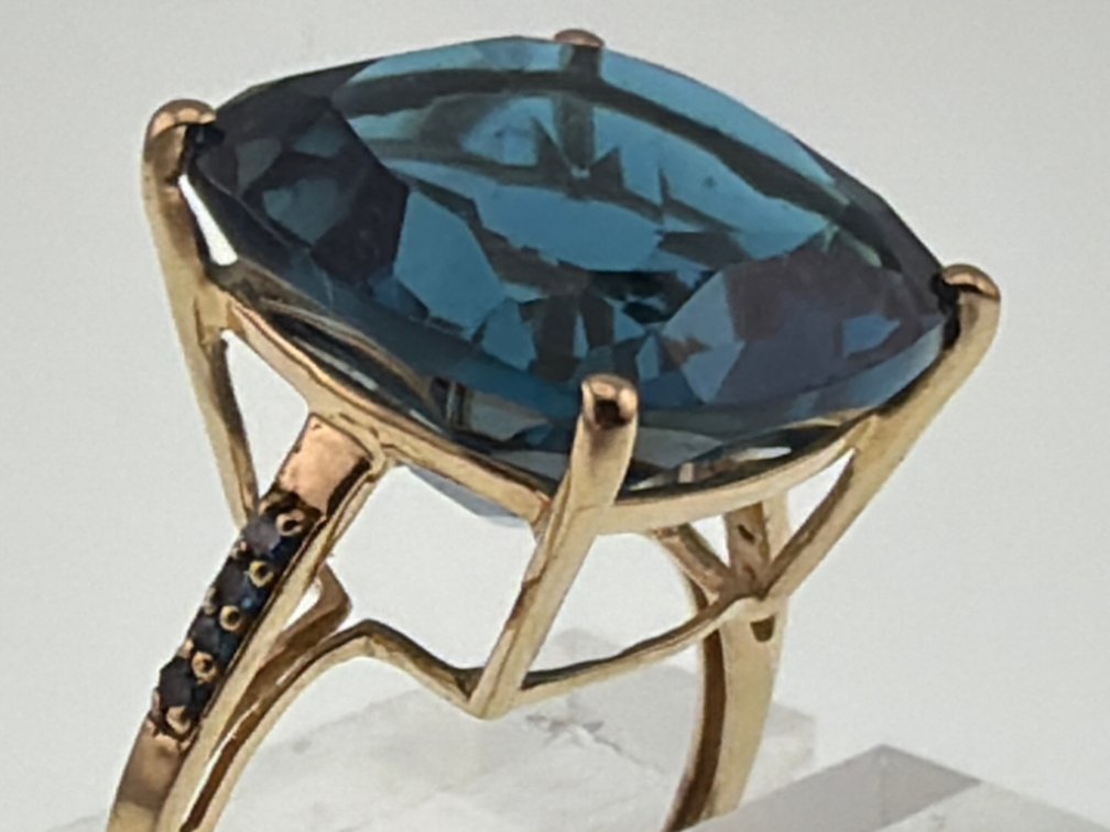 Stunning 14kt blue topaz, diamond cocktail ring