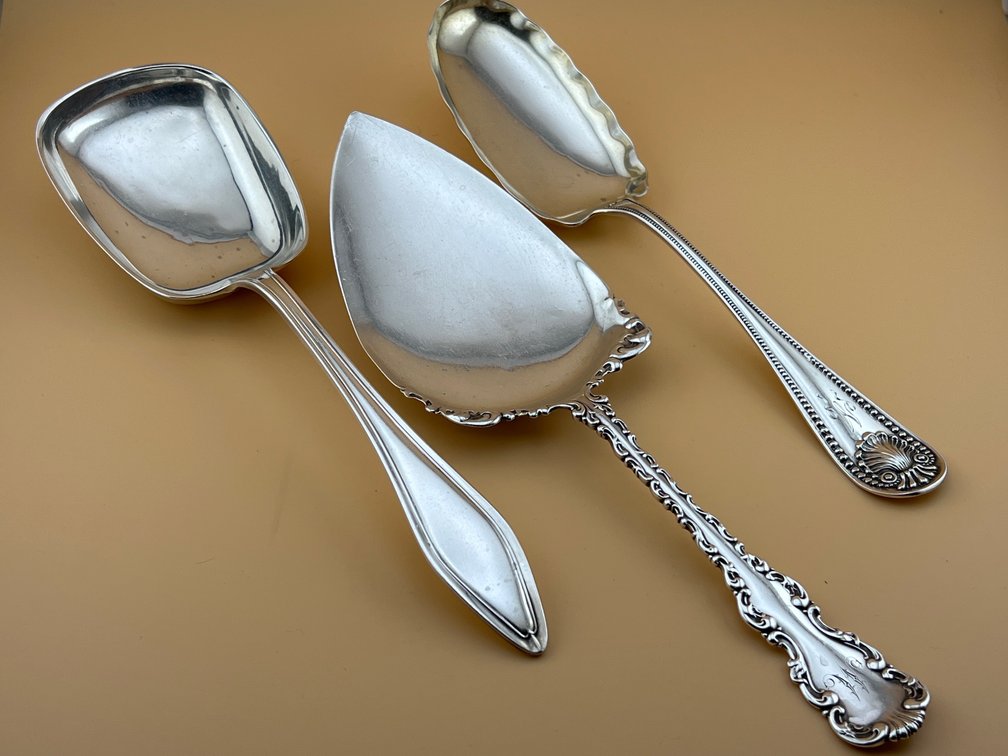 Assorted sterling serving flatware; BX