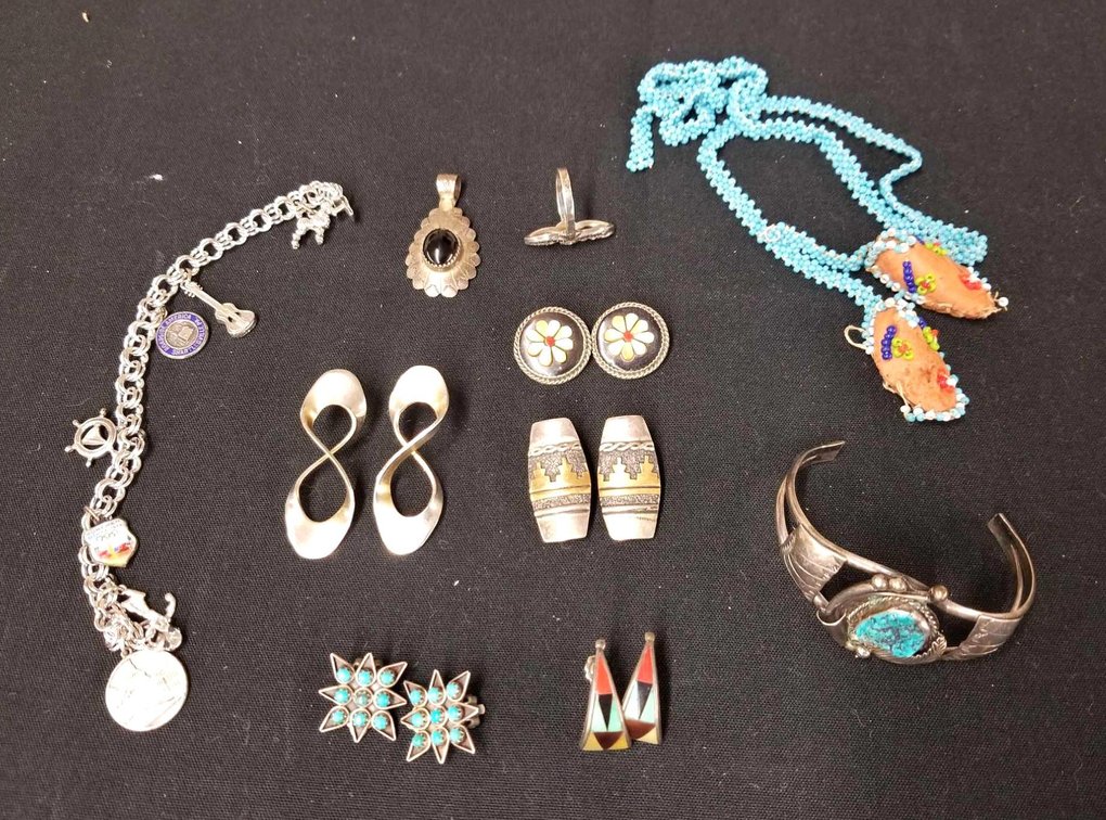 Image for Alderfer Online - Sellersville, PA: Closing 2-5-19 | Auction Features Furnishings, Artwork, Clocks, Primitives, Linens, Books, Pocket Knives, Jewelry, Electronics, Holiday Items, Hunting & Fishing Equipment, Garden Tools & Accessories & Much More