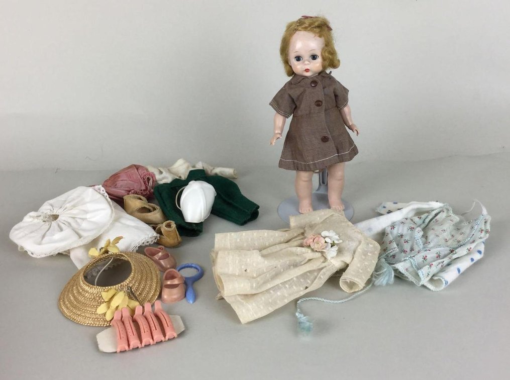 MADAME ALEXANDER 8" SLW DOLL.