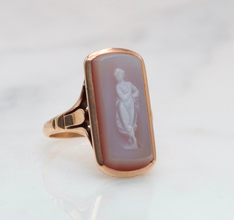 18k Gold and Agate Cameo Ring