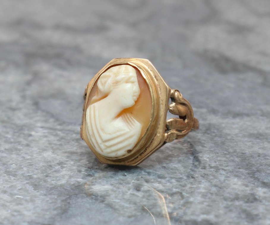 Gold Cameo Ring 