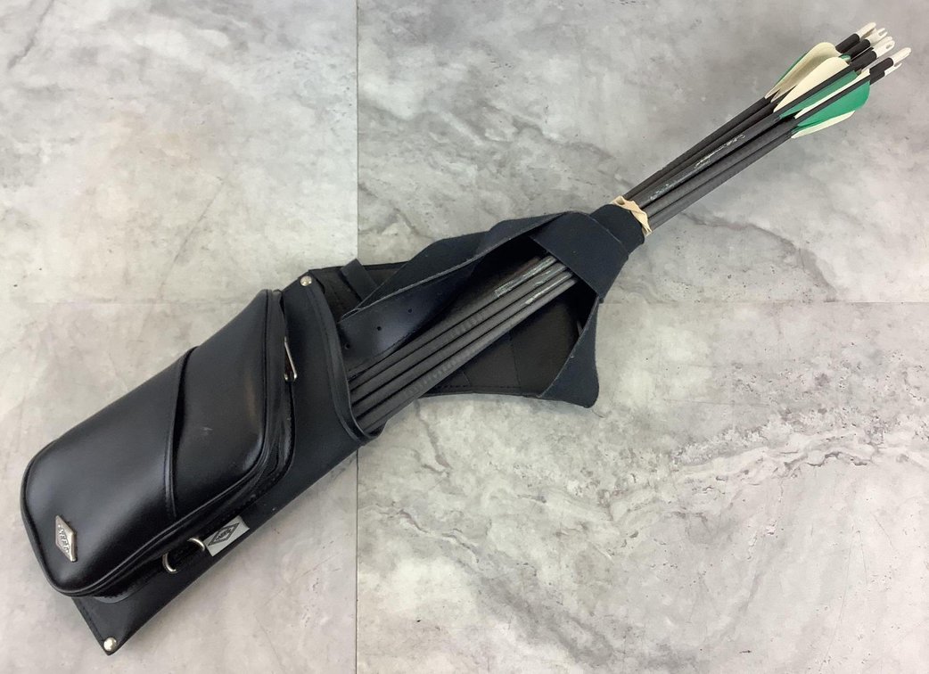 12 Falcon 35 Gold Tip Carbon Arrows in Belt Quiver