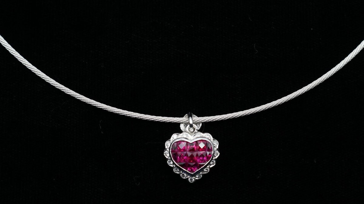 18KW Gold Wire Necklace. with Heart Pendant