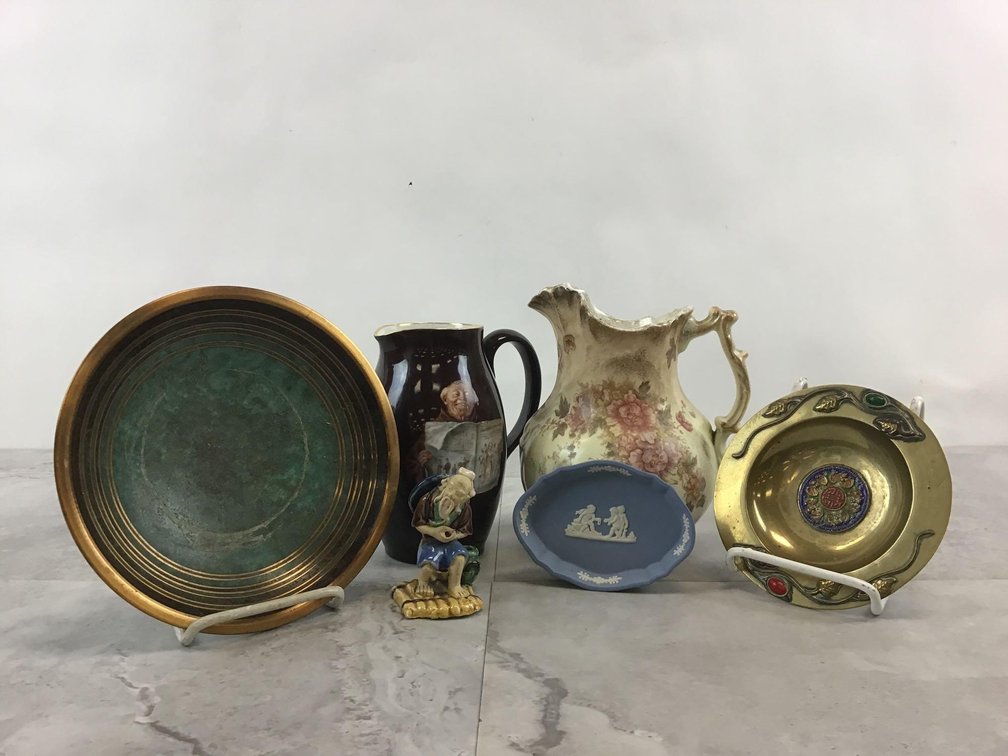 Pitchers and Tray