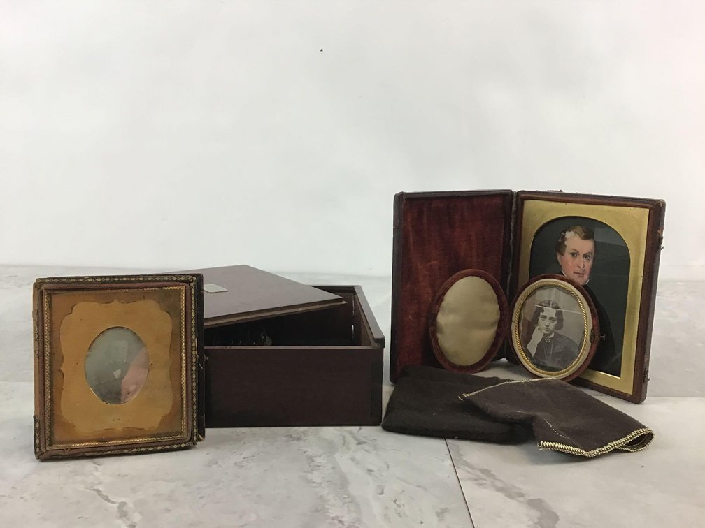 Military Pins, Dog Tags & Portraits 