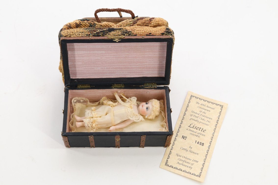 ARTIST DOLL.
