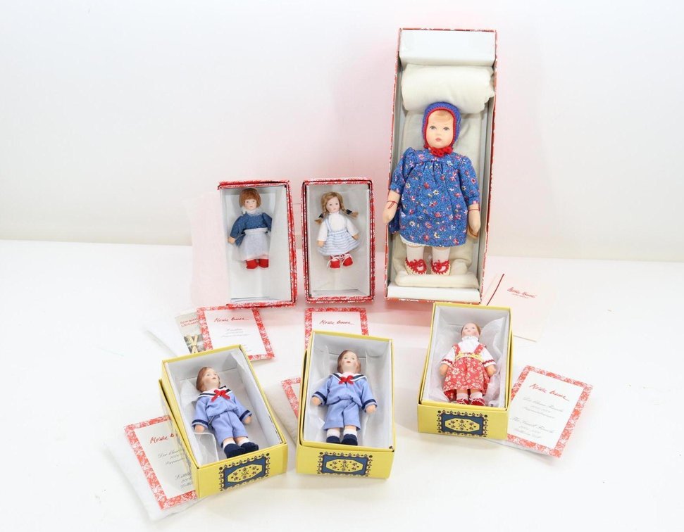 ARTIST DOLL(S).