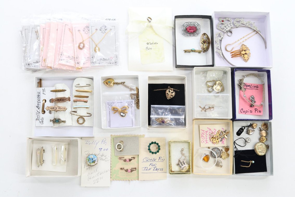 LOT OF ANTIQUE/VINTAGE ACCESSORIES.
