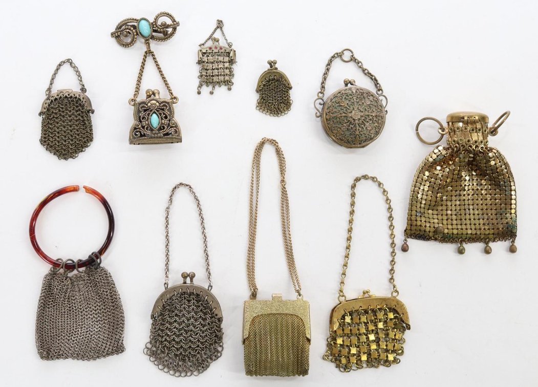 LOT OF ANTIQUE/VINTAGE ACCESSORIES.