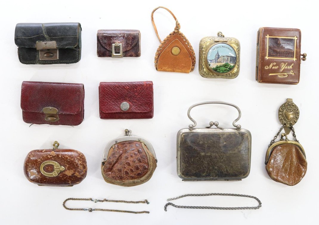 LOT OF ANTIQUE/VINTAGE ACCESSORIES.