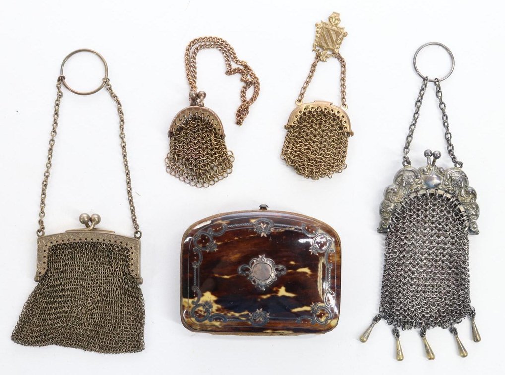 LOT OF ANTIQUE/VINTAGE ACCESSORIES.