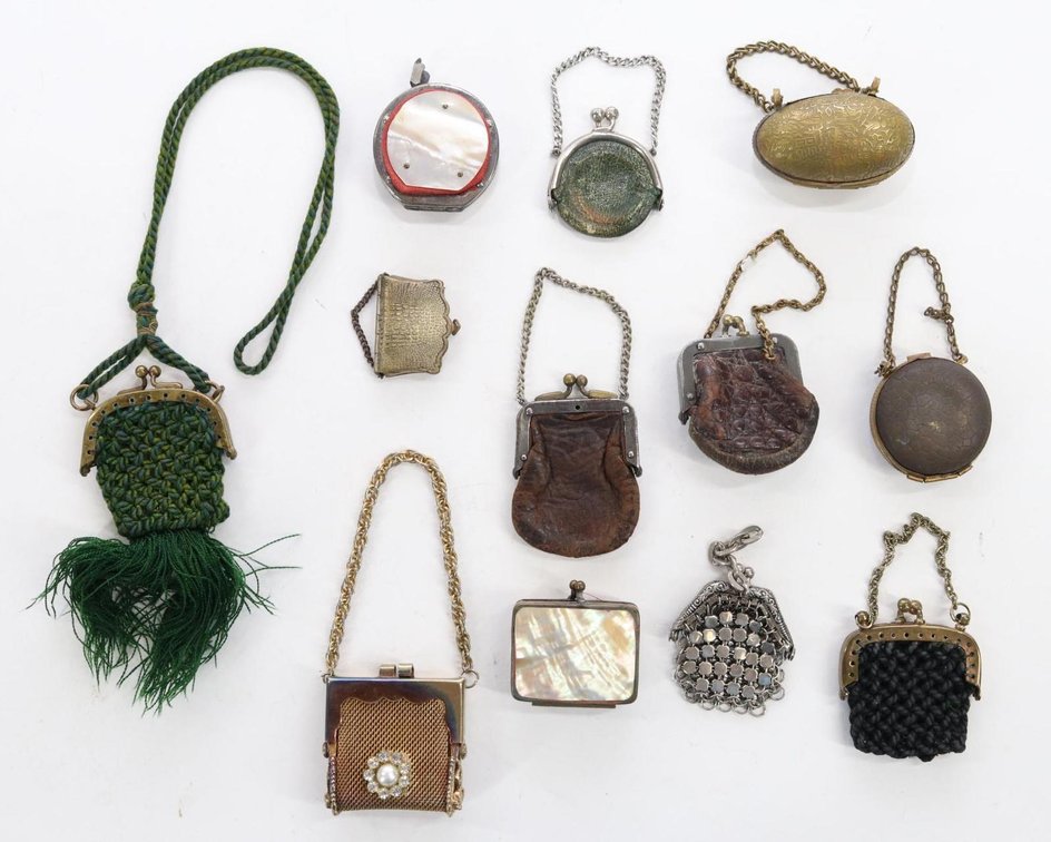 LOT OF ANTIQUE/VINTAGE ACCESSORIES.