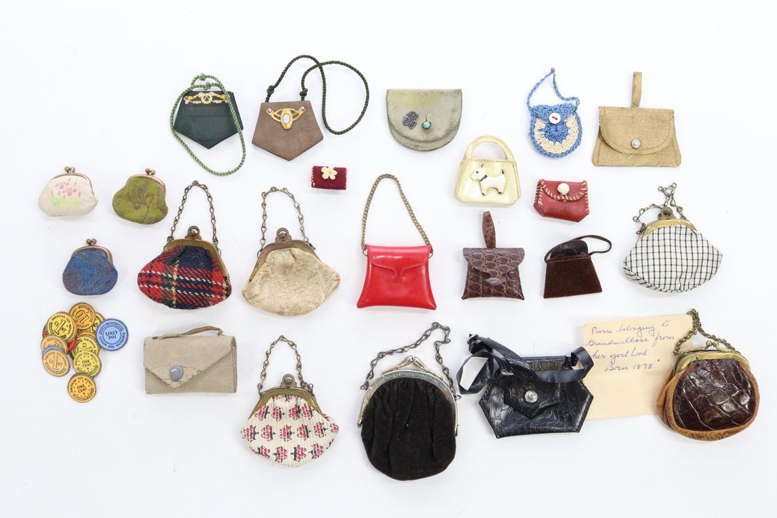 LOT OF ANTIQUE/VINTAGE ACCESSORIES.