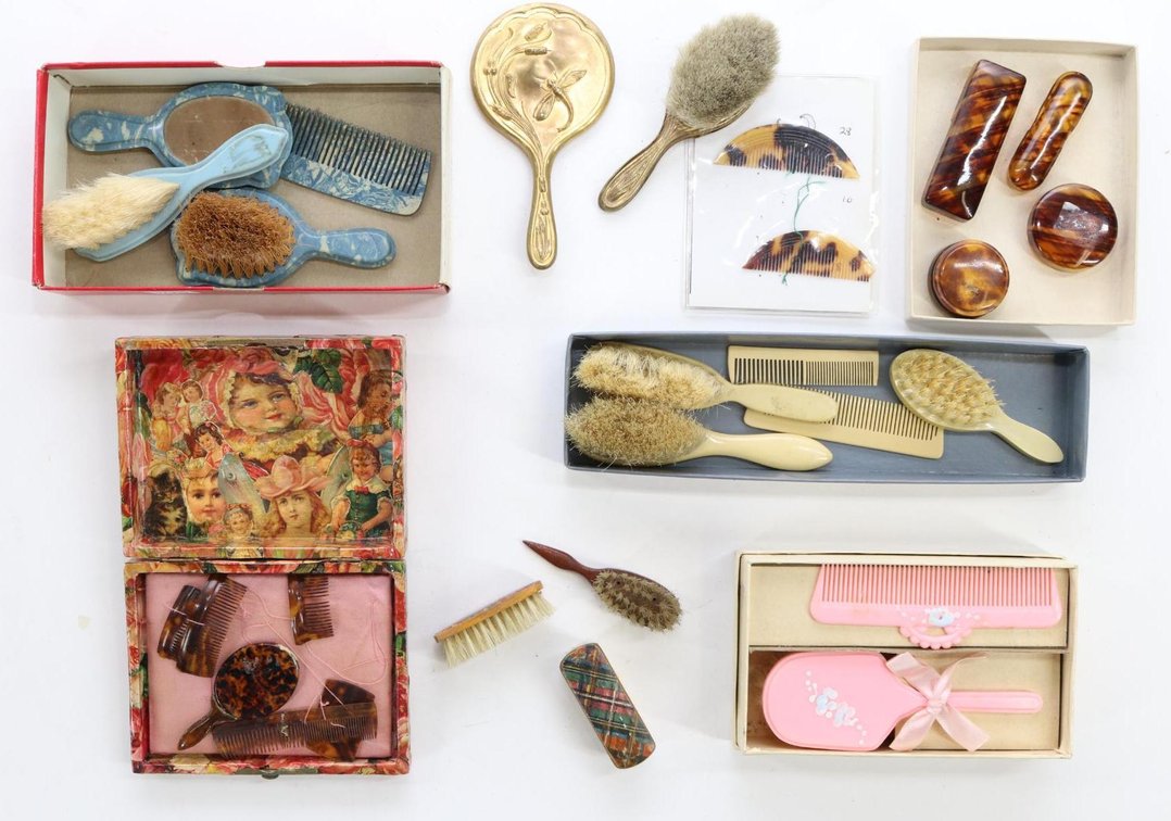 LOT OF ANTIQUE/VINTAGE ACCESSORIES.