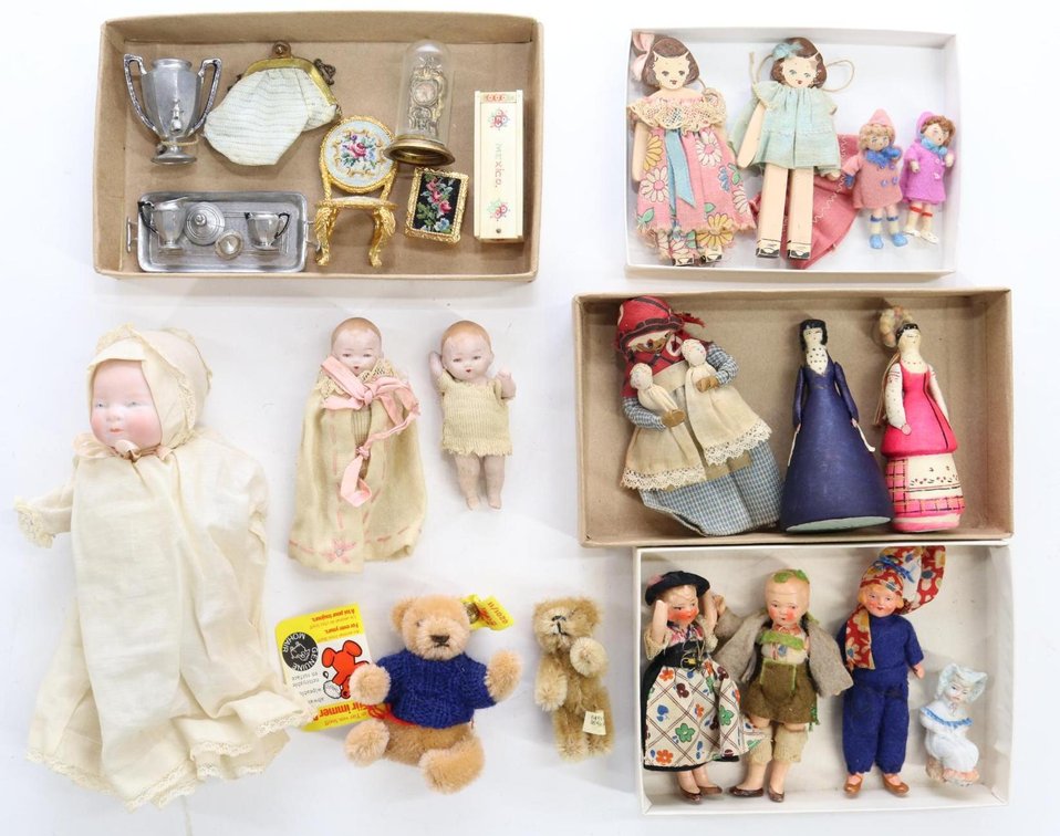 LOT OF MINIATURES/DOLLS.